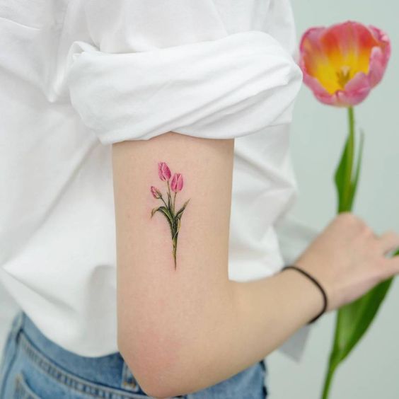 Tatuajes de tulipanes ;18 Tatuajes botánicos para hacer de tu piel un jardín secreto