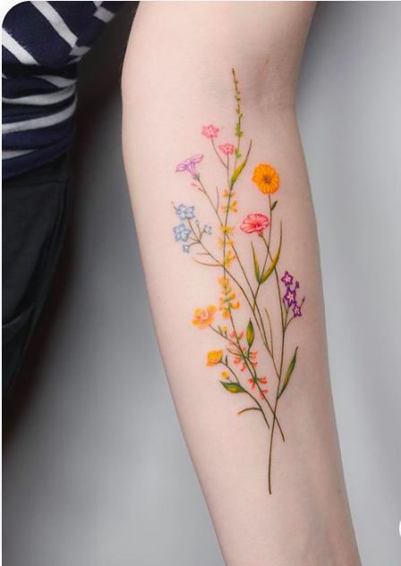 tatuaje con flores de colores ;18 Tatuajes botánicos para hacer de tu piel un jardín secreto