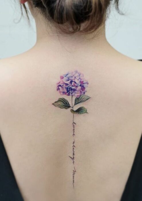 Tatuaje en la espalda de flor morada ;18 Tatuajes botánicos para hacer de tu piel un jardín secreto