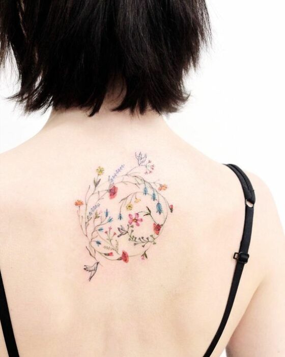 espalda con tatuajes de flores pequeñas ;18 Tatuajes botánicos para hacer de tu piel un jardín secreto