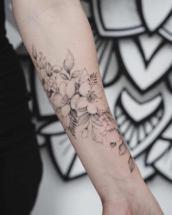 brazo cubierto con tatuajes ;18 Tatuajes botánicos para hacer de tu piel un jardín secreto