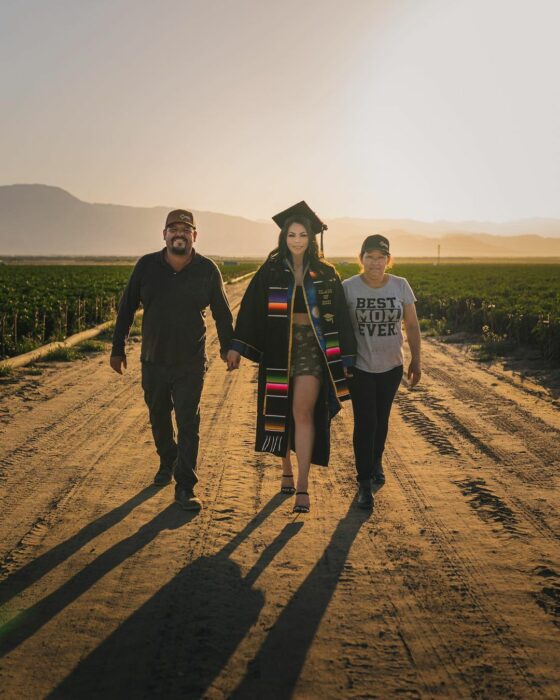 Tras graduarse de la universidad, joven regresa al campo para agradecer a sus padres