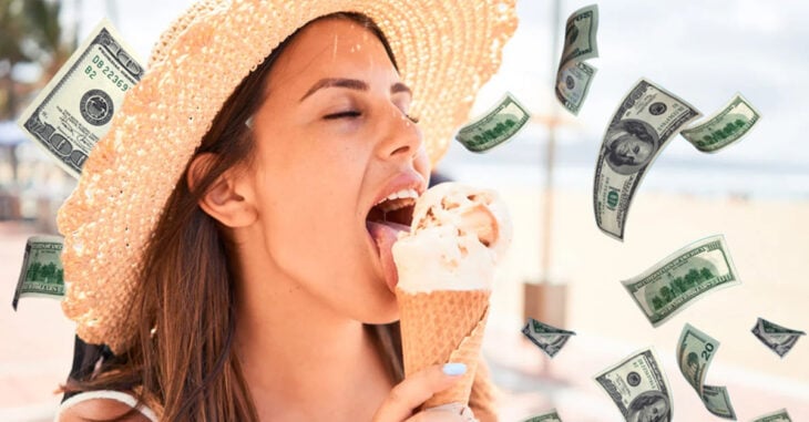 Chica comiendo helado mientras llueve dinero