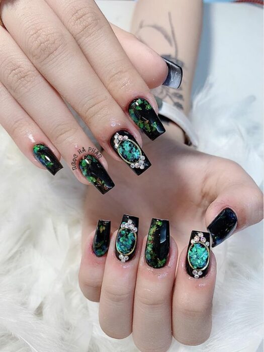 Manicura en negro con verde esmeralda ;14 Manicuras estilo rococo para llenar tus uñas con piedritas