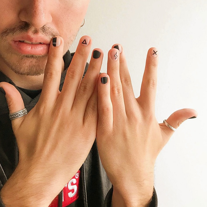 15 Ideas para pintarle las uñas a tu novio o mejor amigo