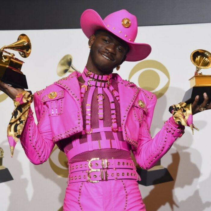 Lil Nas X sosteniendo sus premios durante los grammy 