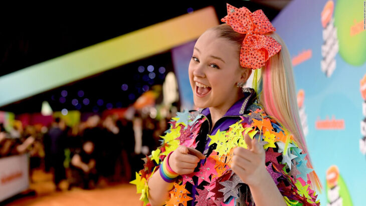 JoJo Siwa posando para una foto durante una alfombra roja 