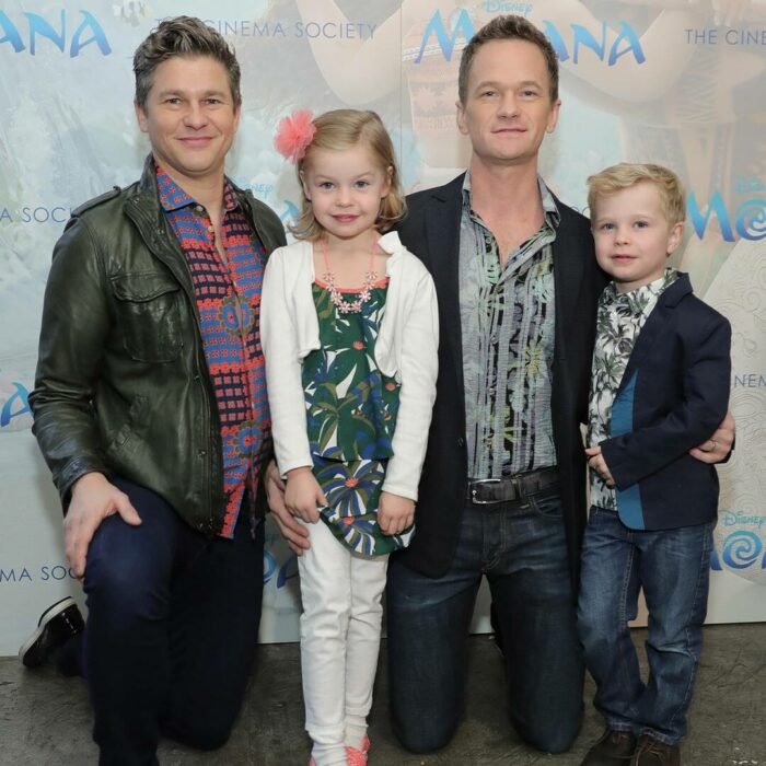 Neil Patrick Harris podando para una foto junto a su familia 