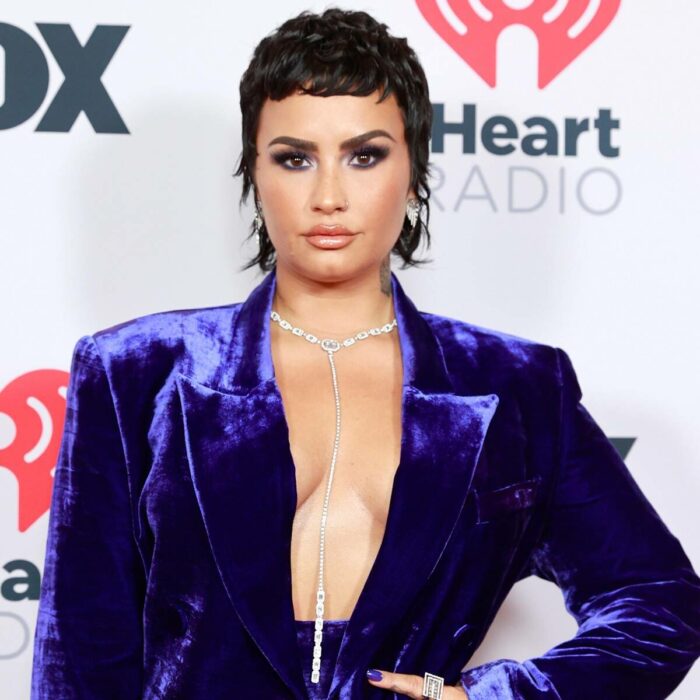 Demi Lovato posando para una foto durante una alfombra roja  