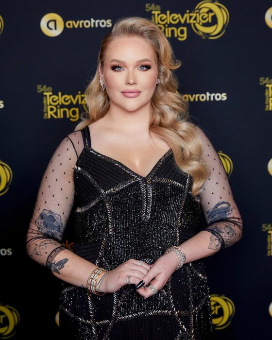 Nikkie Tutorials posando para una foto durante una alfombra roja 