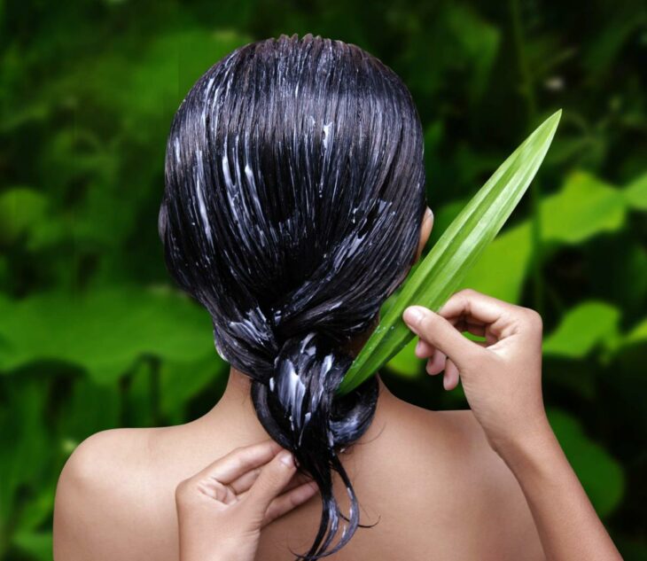 Chicas aplicando una mascarilla natural en el cabello 