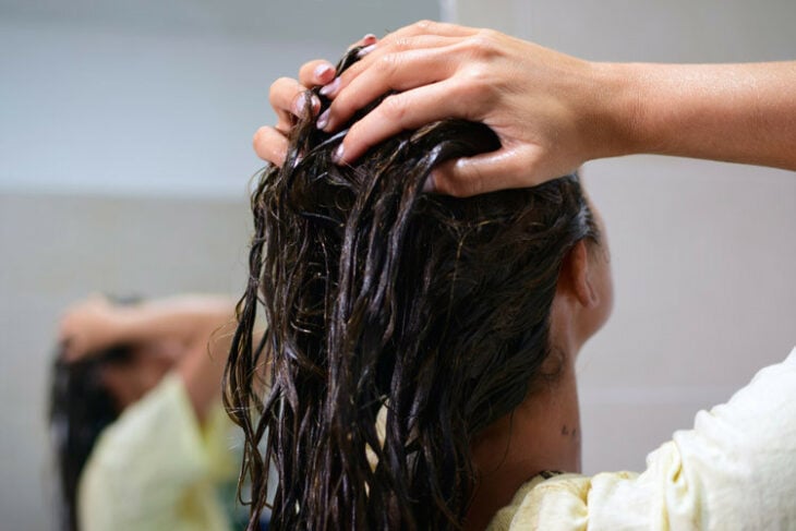 Chicas aplicando una mascarilla natural en el cabello 