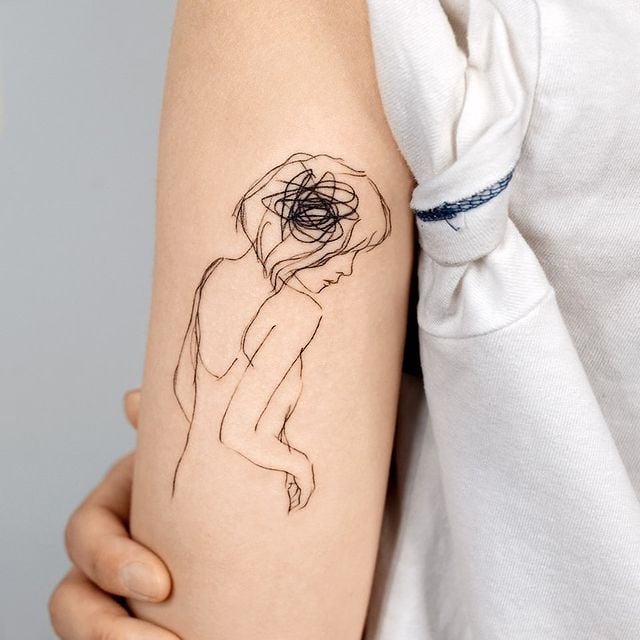 Silueta de mujer ;13 Tatuajes minimalistas a los que no te podrás resistir