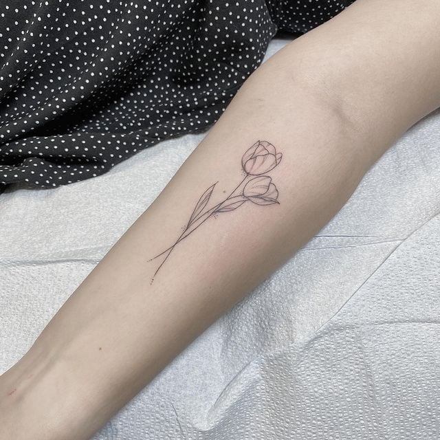 Tulipanes ;13 Tatuajes minimalistas a los que no te podrás resistir