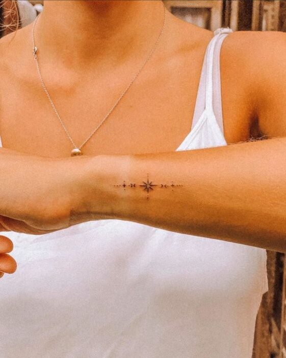 sol pequeño ;15 Ideas para cambiar tus pulseras por tatuajes de mano