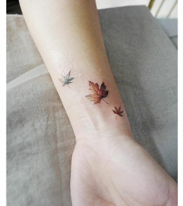 hojas de maple ;15 Ideas para cambiar tus pulseras por tatuajes de mano