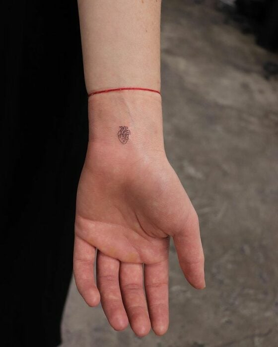 corazón ;15 Ideas para cambiar tus pulseras por tatuajes de mano