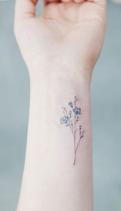 flores ;15 Ideas para cambiar tus pulseras por tatuajes de mano