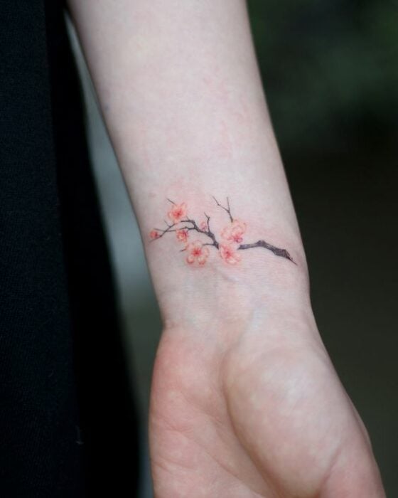 cerezo en flor ;15 Ideas para cambiar tus pulseras por tatuajes de mano