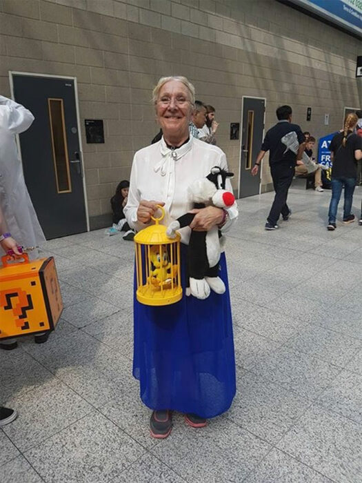 Abuelita vestida con cosplay ;16 Abuelitos cuya edad no les impide divertirse al máximo