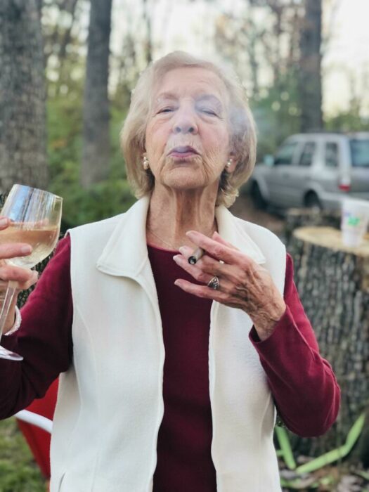 Abuela fumando ;16 Abuelitos cuya edad no les impide divertirse al máximo