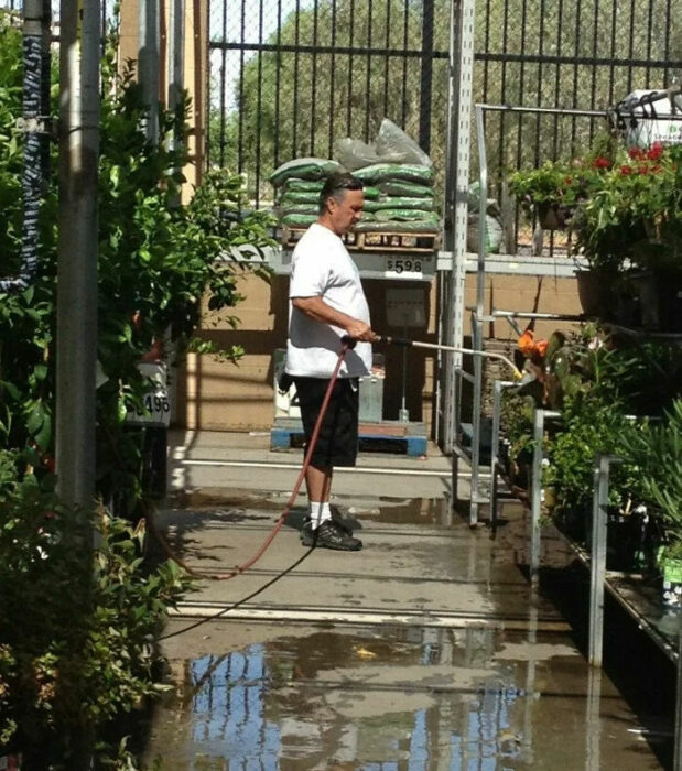 Hombre regando el jardín;16 Abuelitos cuya edad no les impide divertirse al máximo