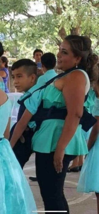 Maestra conmueve al bailar el vals de graduación con alumno que tenía discapacidad 