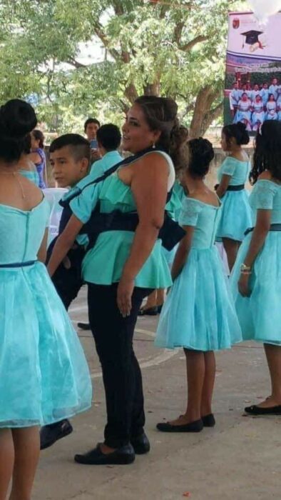 Maestra conmueve al bailar el vals de graduación con alumno que tenía discapacidad 