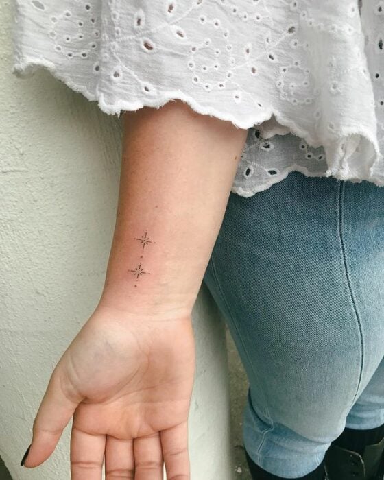 Puntos pequeños ;15 Ideas para cambiar tus pulseras por tatuajes de mano