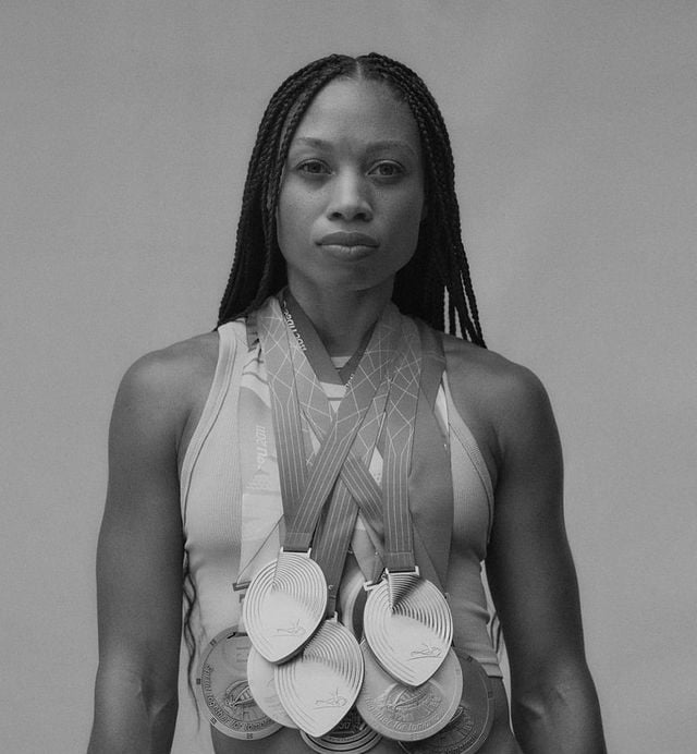 Mujer portando medallas olimpicas; Allyson Félix, la atleta que discriminaron por ser madre y regresó a casa con una medalla olímpica