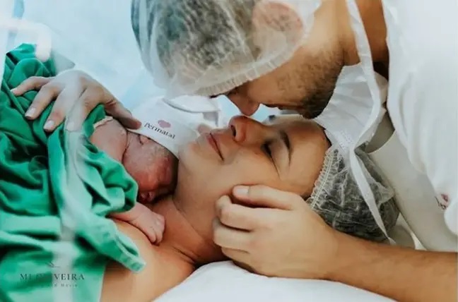 couple in hospital receiving their child