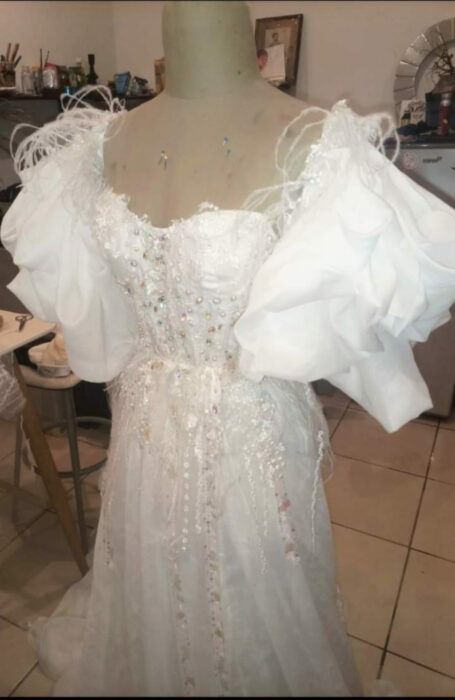 Vestido bordado con perlas y plumas 