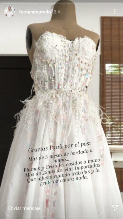 Vestido bordado con perlas y plumas 