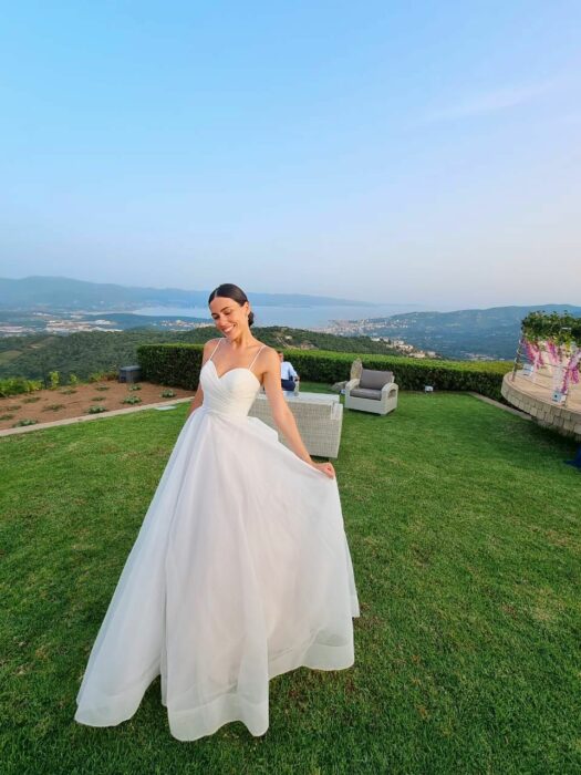 Chica usando un vestido de novia de color blanco 