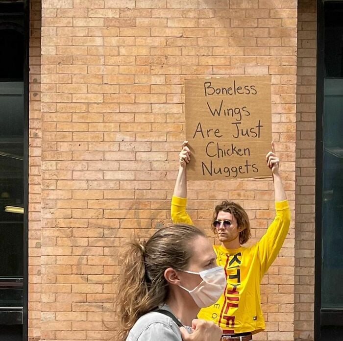 Chico protestando con un cartel en las calles de Nueva York 