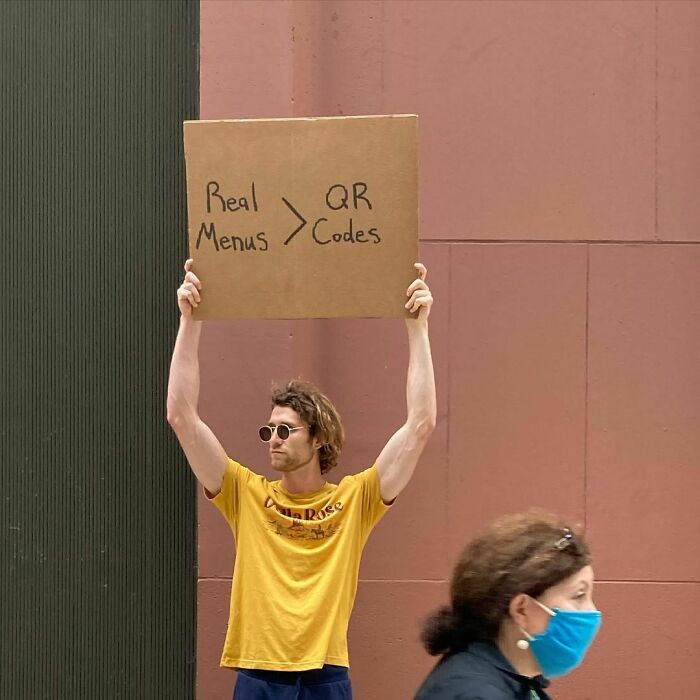 Chico protestando con un cartel en las calles de Nueva York 