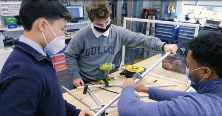 Students creating a support in a laboratory 