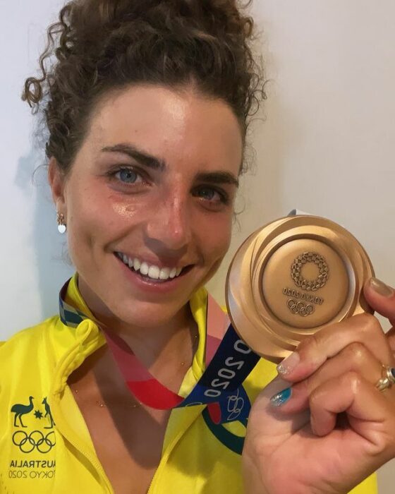 Jessica Fox mostrando su medalla de bronce; Competidora australiana usa preservativo para reparar su kayak y gana la medalla de bronce