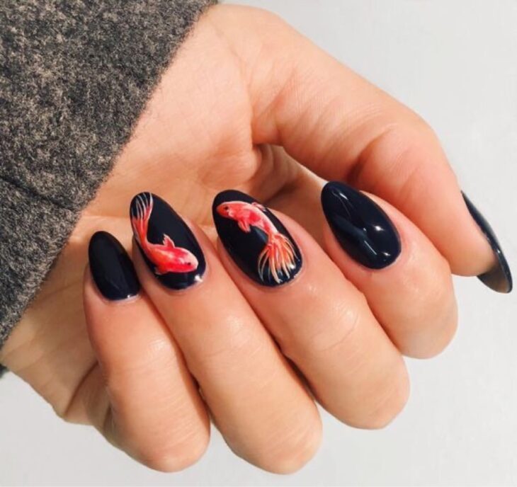 Chica con un diseño japonés en las uñas 