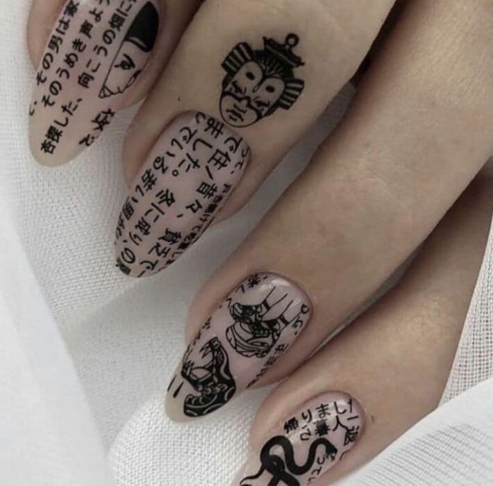 Chica con un diseño japonés en las uñas 