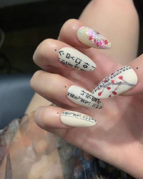 Chica con un diseño japonés en las uñas 