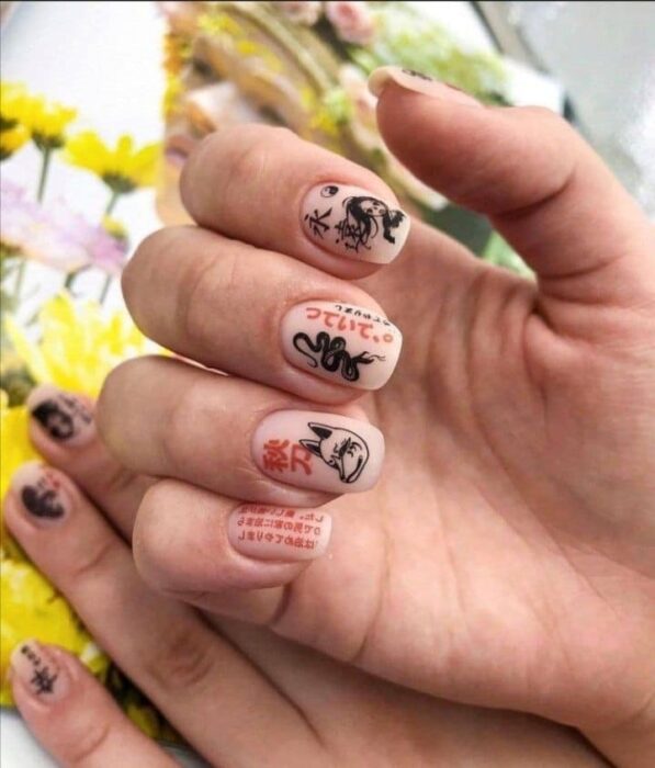 Chica con un diseño japonés en las uñas 