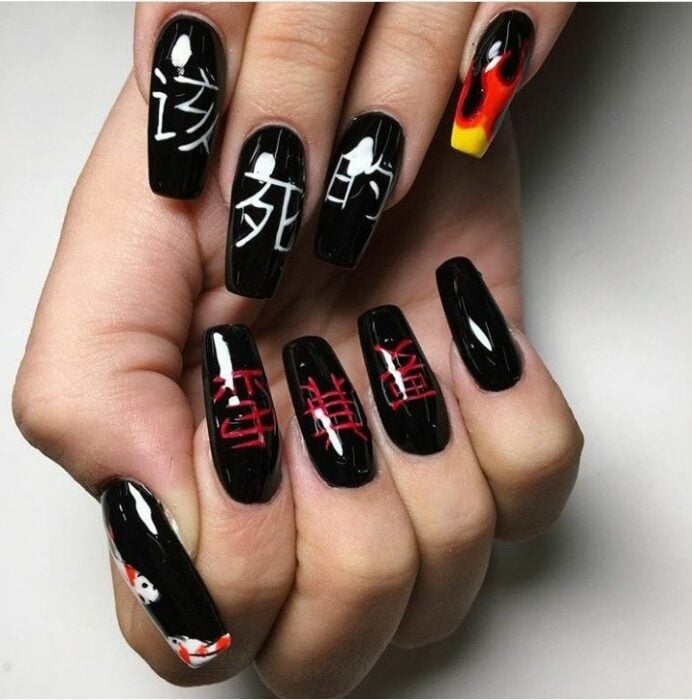 Chica con un diseño japonés en las uñas 
