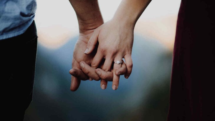 Pareja tomados de la mano; Este hombre le regaló un anillo de diamante falso a su novia