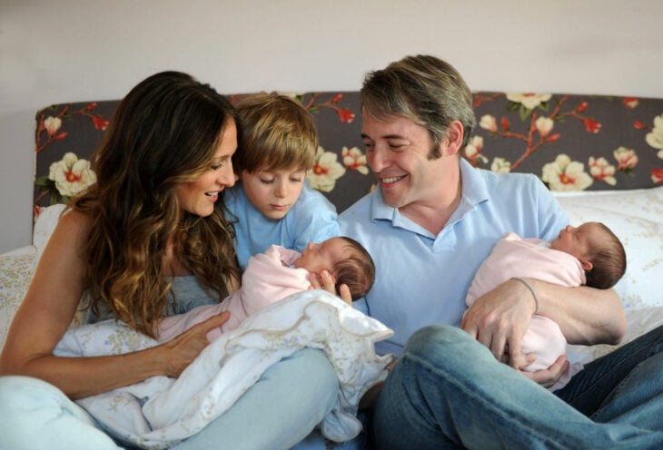 Sarah Jessica Parker junto a sus hijos y su esposo sentados en una cama 
