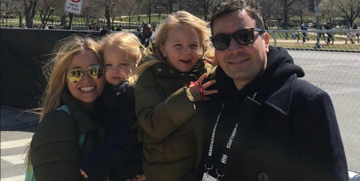 Jimmy Fallon posando para una foto junto a su familia 