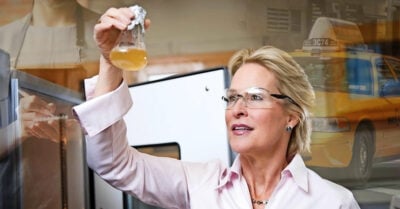 Frances Arnold trabajó como taxista, limpiadora y camarera, ahora tiene un Premio Nobel de Química