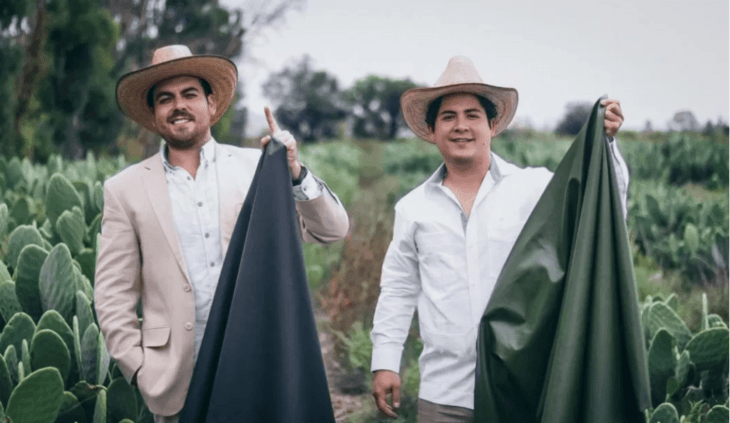 Amigos sosteniendo telas de nopal; Joven creó las primeras zapatillas veganas y ecológicas fabricadas con Cactus