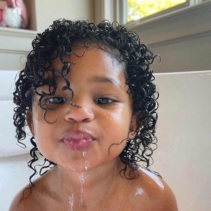 Stormi fotografiada mientras tiene el cabello mojado y juega 