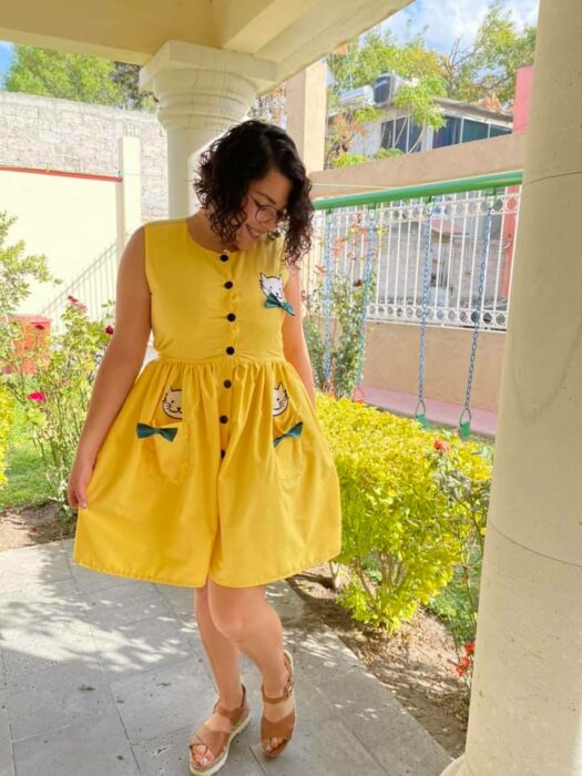 Chica llevando un vestido en tonos amarillos con verde; Le regala a su novia un vestido con el que siempre soñó y nos hace creer en el verdadero amor